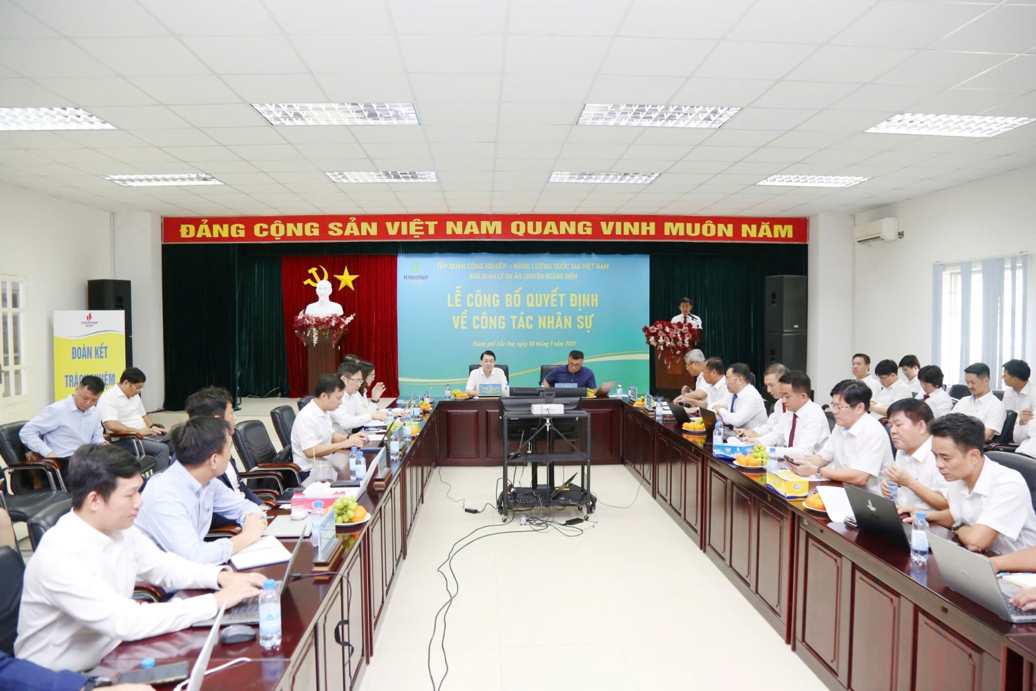 Ông Phạm Tuấn Anh – Thành viên HĐTV và ông Phan Tử Giang – Phó Tổng Giám đốc Petrovietnam chủ trì buổi làm việc về triển khai dự án NMNĐ Ô Môn IV