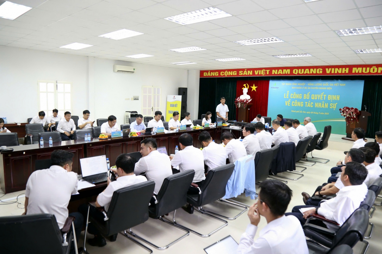 Ông Trần Hồng Nam - Thành viên HĐTV Petrovietnam đưa ra các ý kiến tại cuộc họp