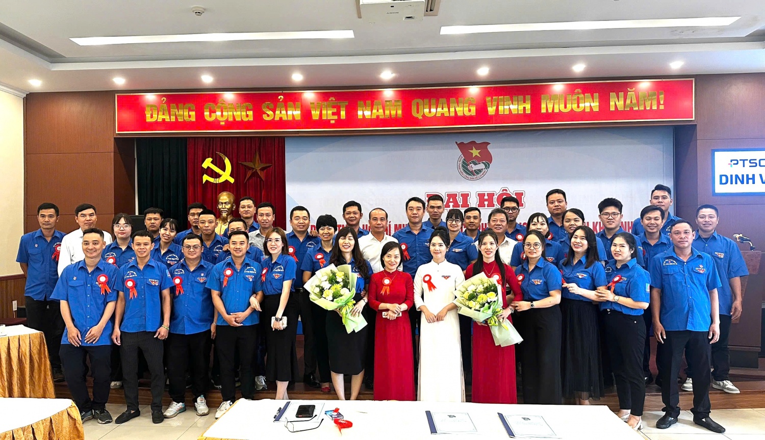Các đại biểu, đoàn viên thanh niên PTSC Đình Vũ chụp ảnh lưu niệm tại Đại hội Đoàn lần thứ IV.