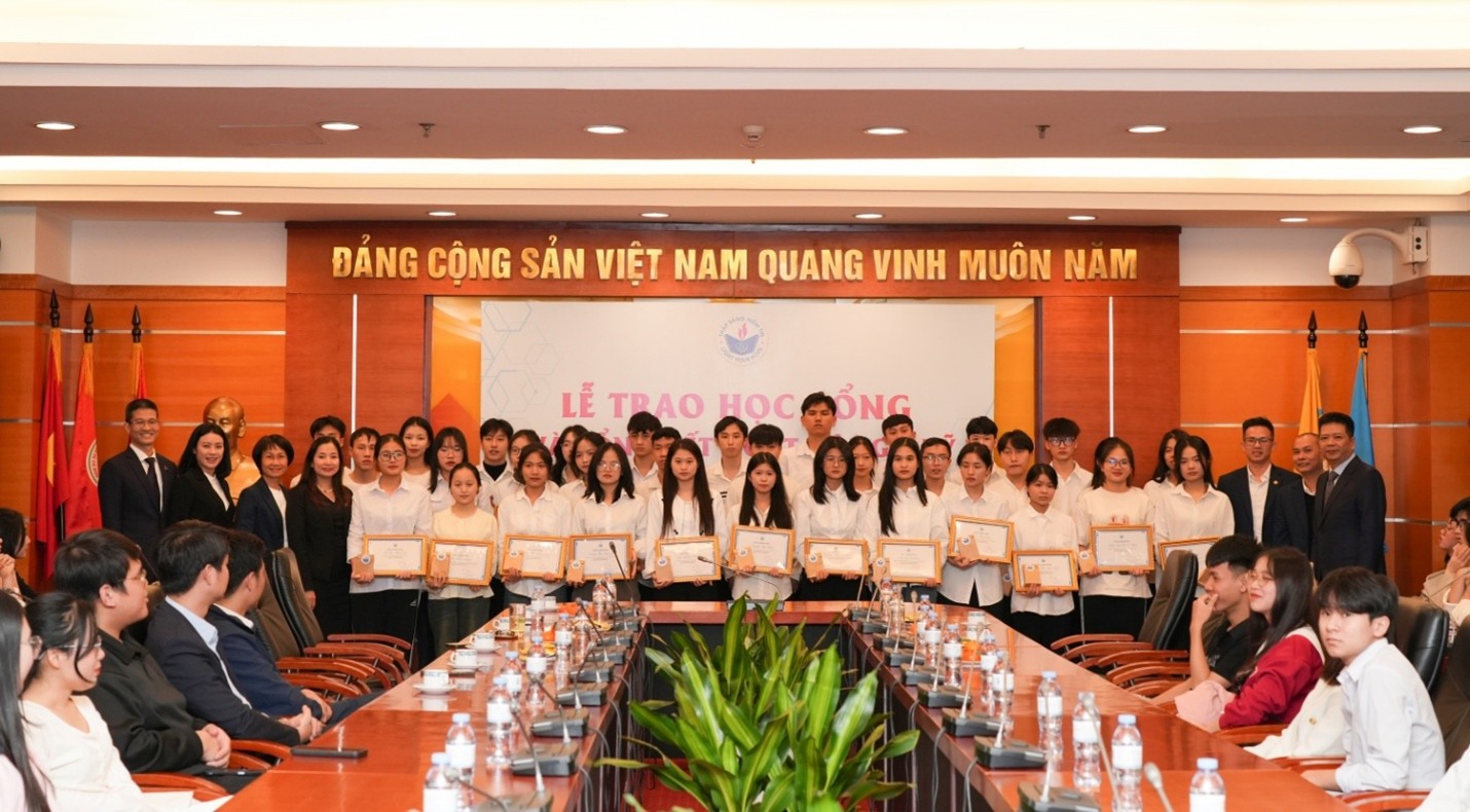 Quỹ “Thắp Sáng Niềm Tin” trao học bổng năm 2024 tại khu vực phía Bắc