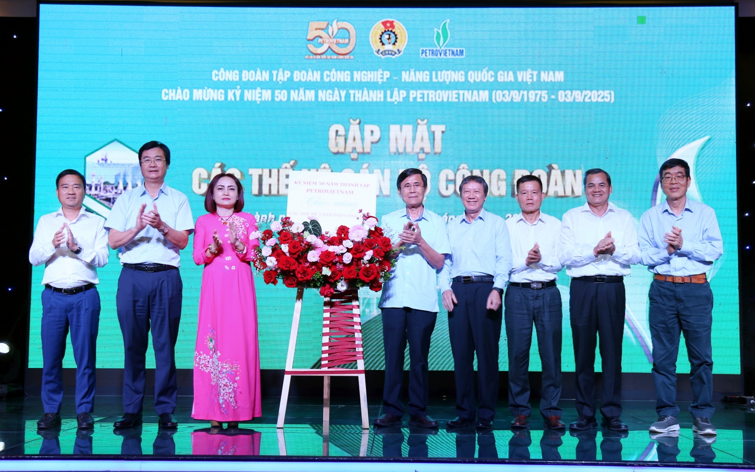 Chủ tịch Công đoàn Petrovietnam Nghiêm Thùy Lan tặng hoa tri ân các thế hệ cán bộ công đoàn.
