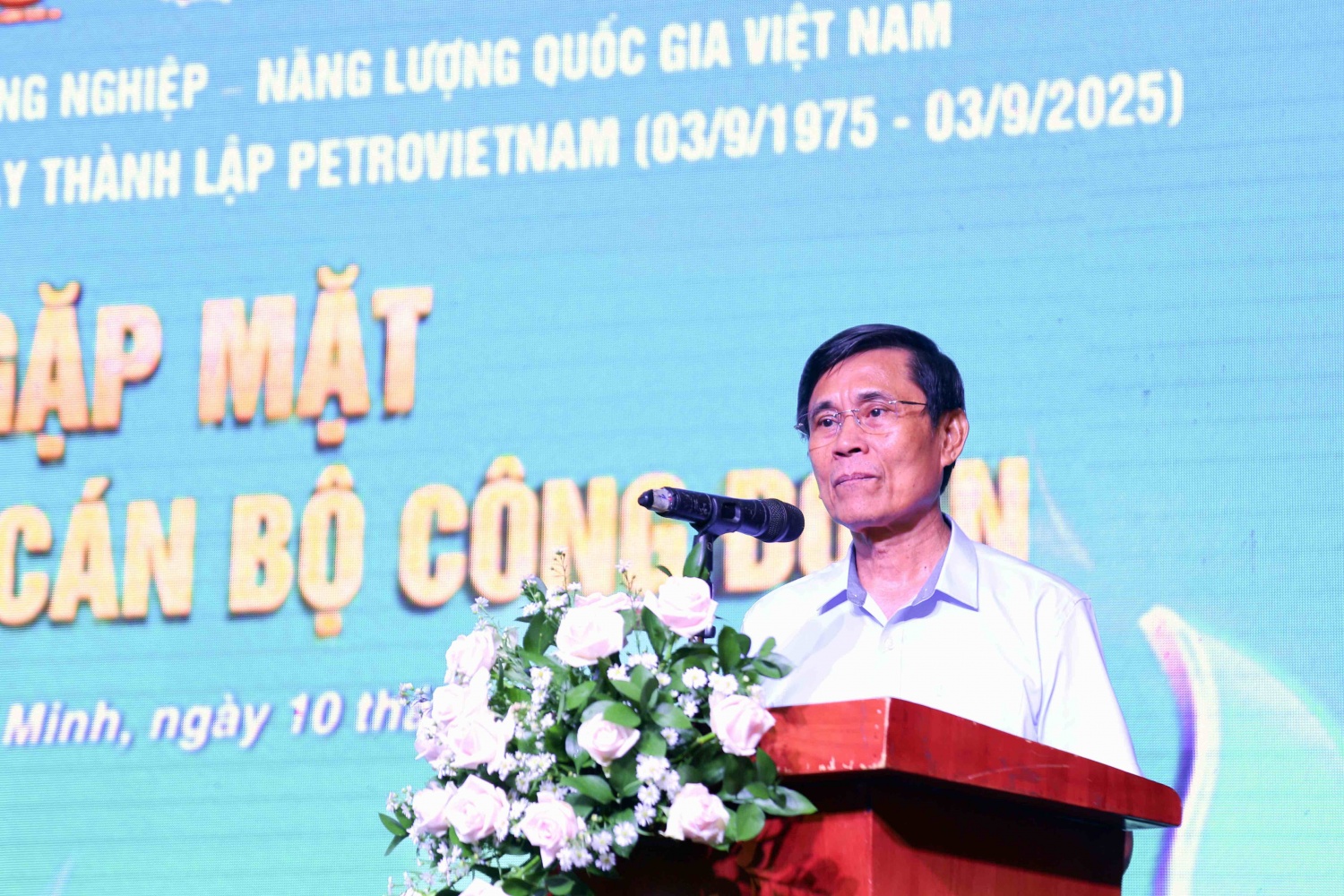 Đồng chí Lê Minh Hồng bày tỏ xúc động trước nghĩa cử tri ân đầy nhân văn của Công đoàn Petrovietnam đối với các thế hệ cán bộ công đoàn.
