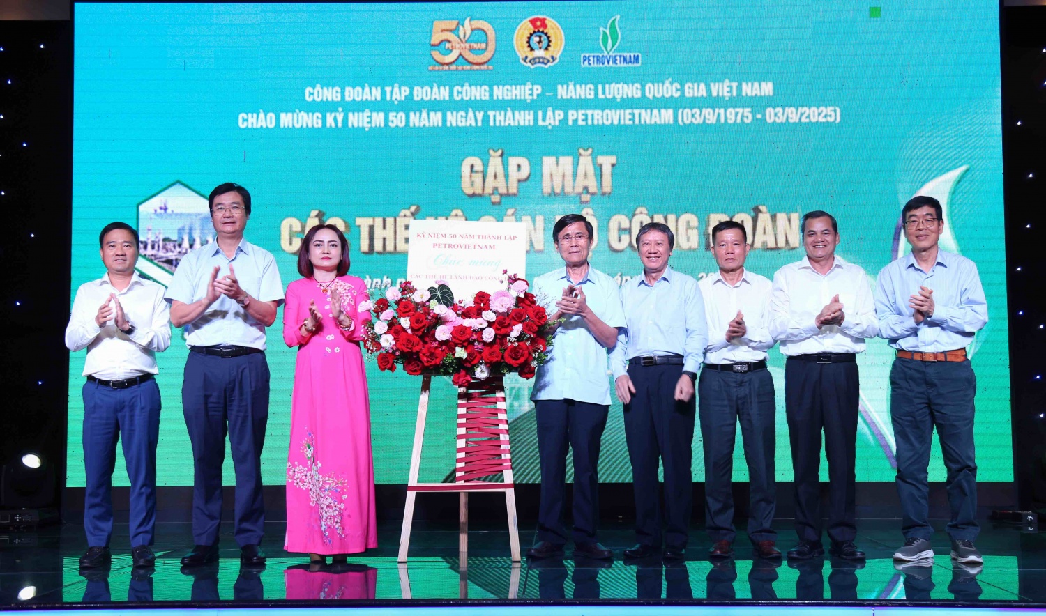 Đồng chí Nghiêm Thùy Lan tặng hoa tri ân đồng chí Đặng Ngọc Tùng - nguyên Chủ tịch Tổng Liên đoàn Lao động Việt Nam, cùng các thế hệ cán bộ Công đoàn Petrovietnam.