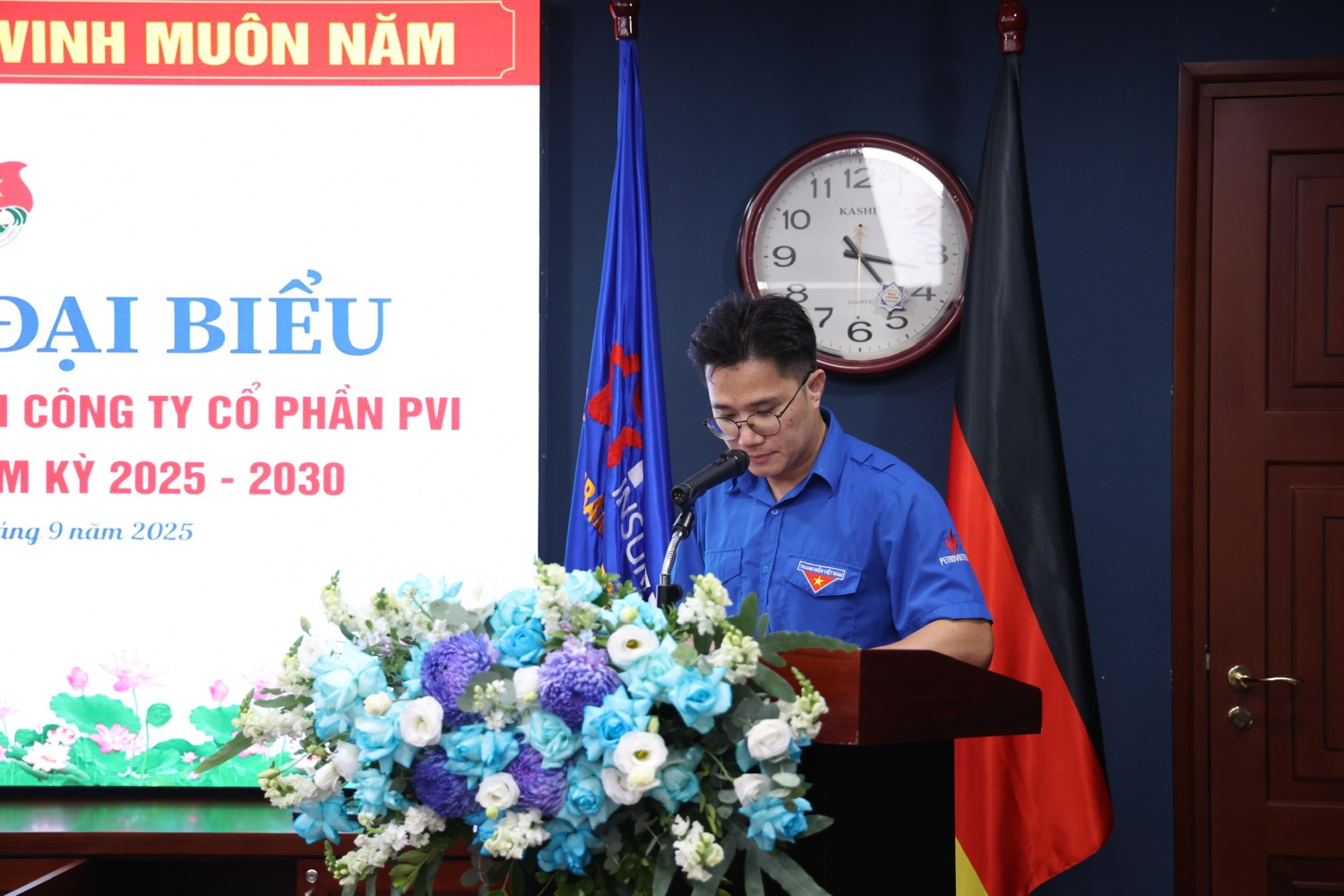 Đồng chí Phan Trương Thái - Bí thư Đoàn Thanh niên PVI khóa VII trình bày báo cáo chính trị Đại hội.