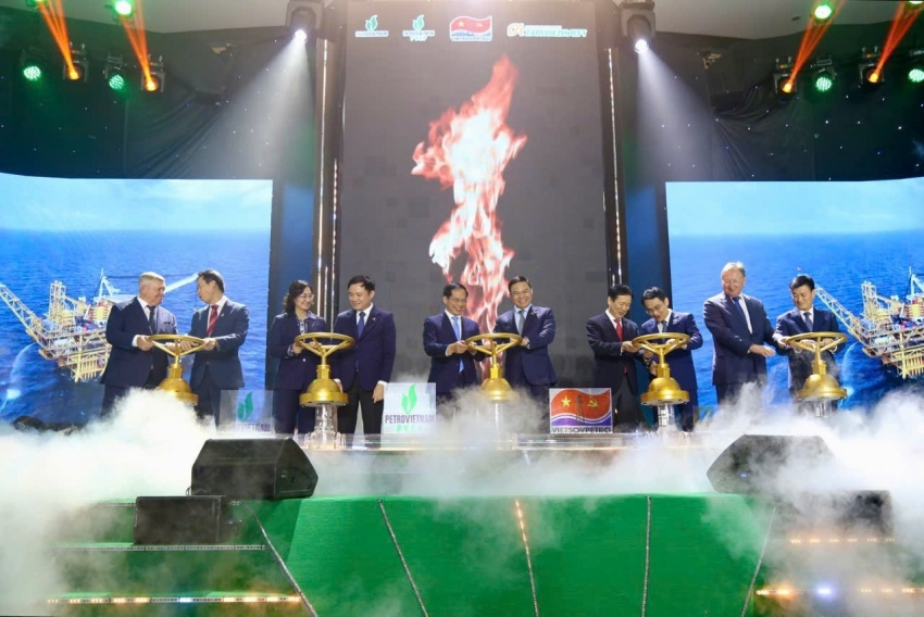 Dự án Kình Ngư Trắng - Kình Ngư Trắng Nam (Lô 09-2/09) đón dòng dầu đầu tiên, về đích sớm hơn kế hoạch, đóng góp tích cực vào mục tiêu gia tăng sản lượng khai thác.
