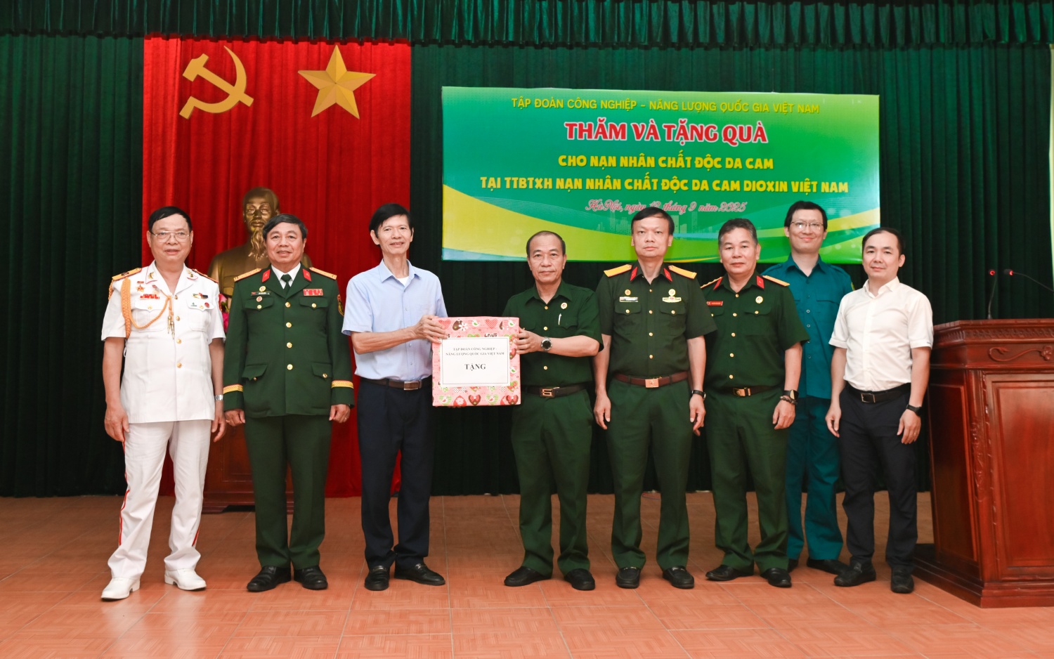 Hội CCB Petrovietnam tặng quà cho Trung tâm BTXH nạn nhân chất độc da cam/dioxin Việt Nam.