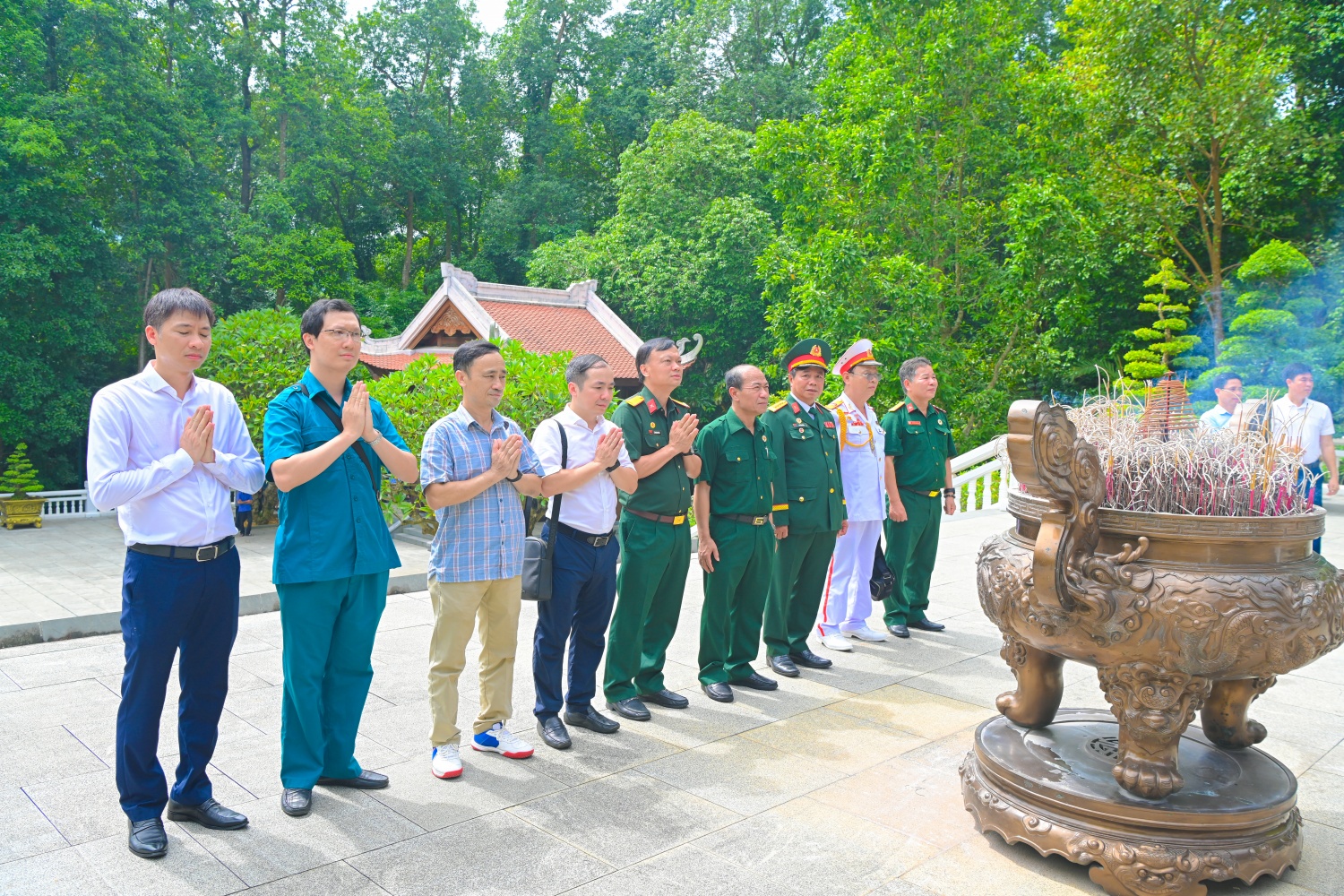 Các đại biểu thành kính dâng hương, bày tỏ lòng thành kính, biết ơn với công lao to lớn của Chủ tịch Hồ Chí Minh - vị lãnh tụ thiên tài của cách mạng Việt Nam, anh hùng giải phóng dân tộc, danh nhân văn hóa kiệt xuất.