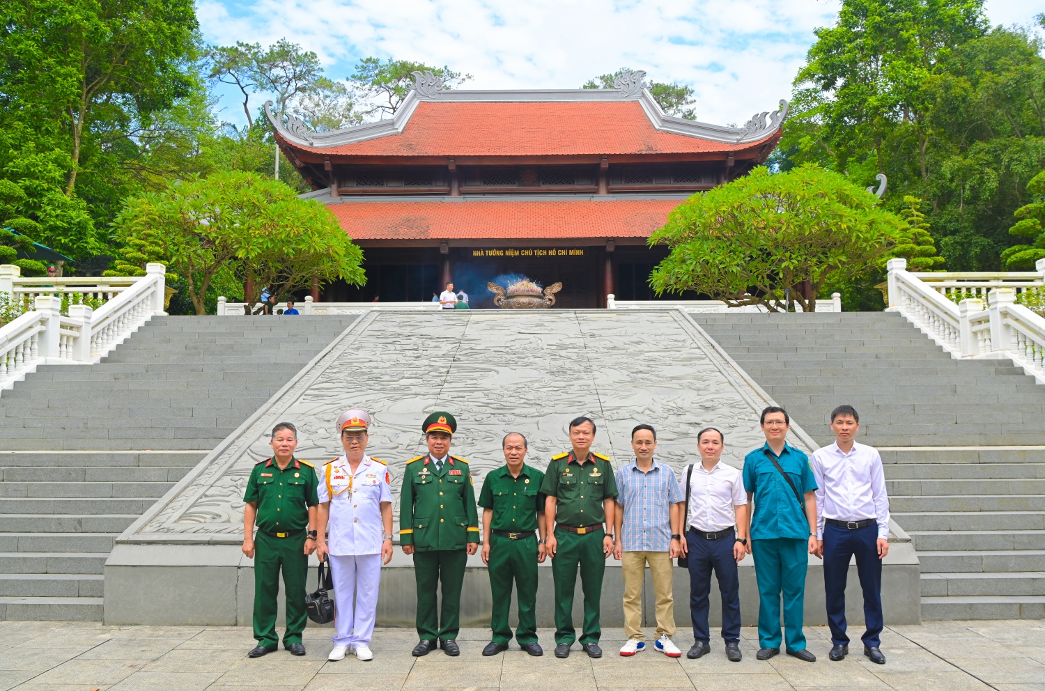 Đoàn công tác do đồng chí Phạm Quang Dũng - Ủy viên BTV Trung ương Hội CCB Việt Nam, Ủy viên BTV Đảng ủy, Chủ tịch Hội CCB Petrovietnam làm trưởng đoàn. Tham dự đoàn có đại diện Hội CCB Petrovietnam, Ban Chỉ huy Quân sự BMQL&ĐH Petrovietnam; Hội CCB PVChem; Hội CCB Việt Nam - Campuchia; Ban Chỉ huy Quân sự phường Giảng Võ; Trường Văn hóa Nghệ thuật Quân đội.