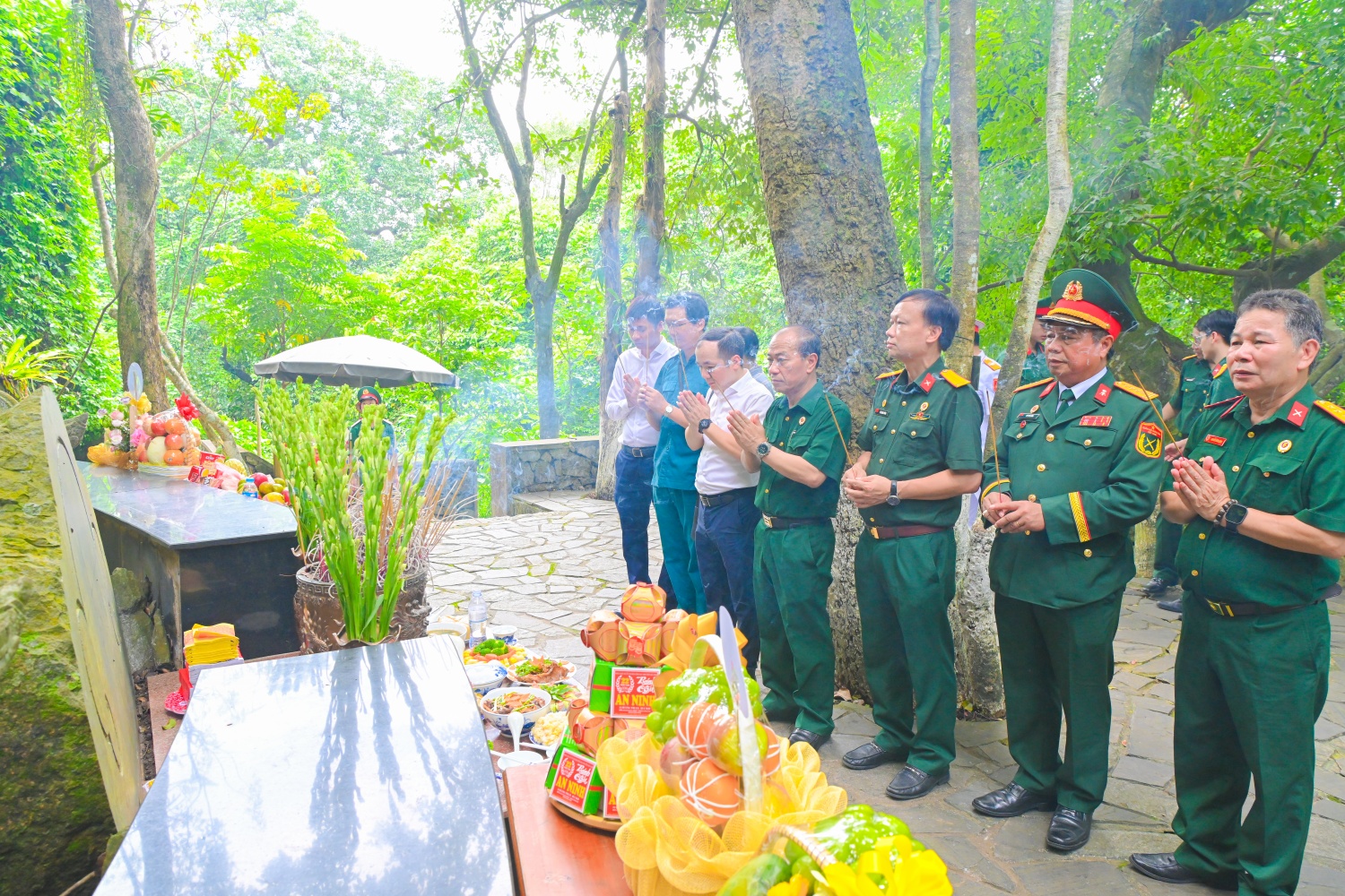 Đoàn dâng hương tại khu vực Đá Chông.