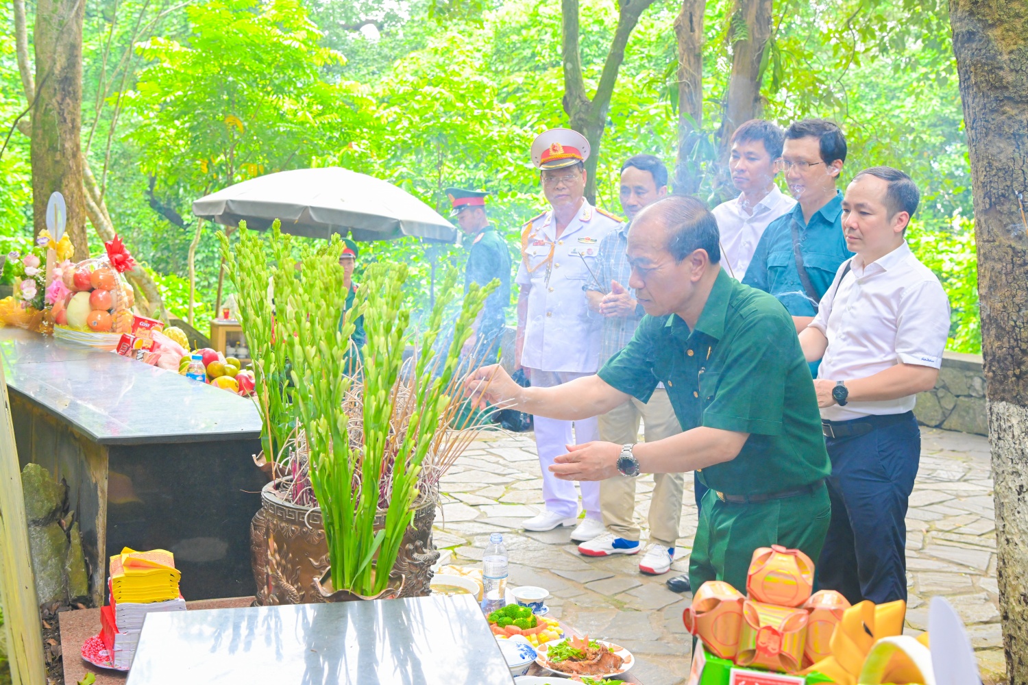 Đồng chí Phạm Quang Dũng dâng hương tại khu vực Đá Chông.