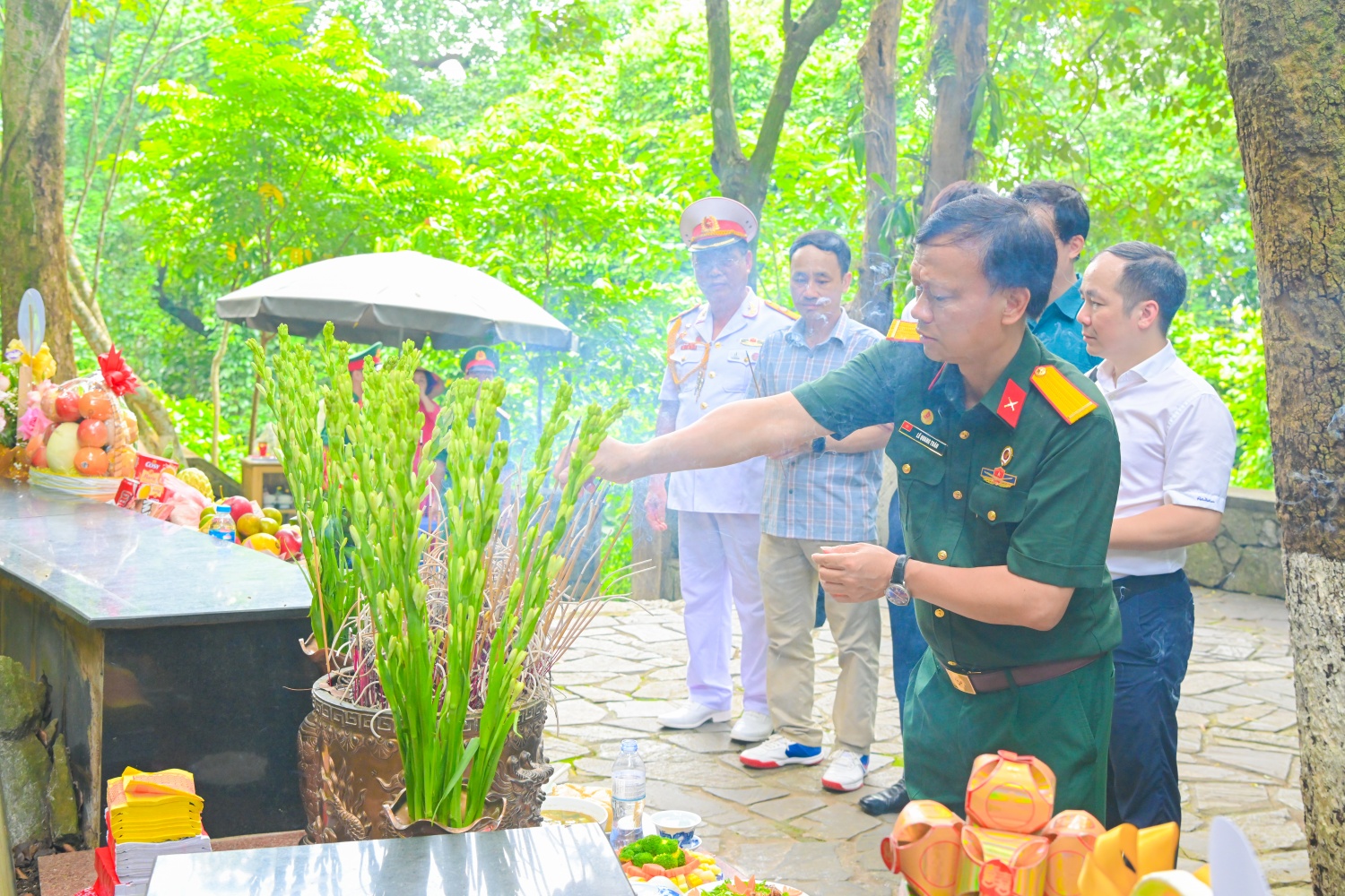 Đồng chí Lê Quang Toán - Phó Chủ tịch thường trực Hội CCB Petrovietnam dâng hương.