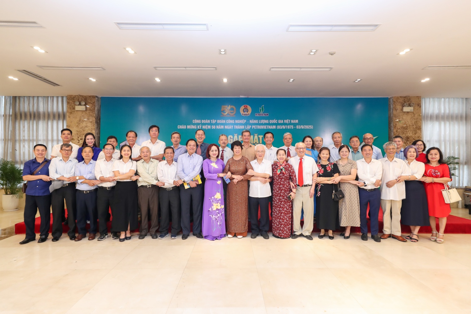 Chương trình gặp mặt cán bộ Công đoàn qua các thời kỳ (Ảnh: Phong Sơn).