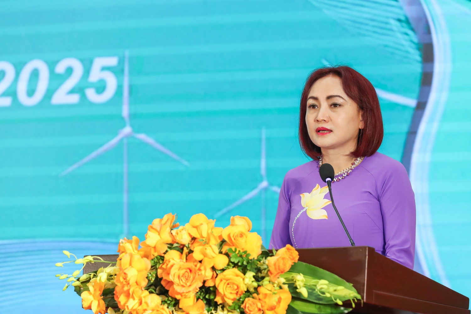Bà Nghiêm Thùy Lan, Chủ tịch Công đoàn Petrovietnam ghi nhận và bày tỏ lòng biết ơn sâu sắc tới các thế hệ cán bộ Công đoàn đã dốc sức, dốc lòng vì sự phát triển của Petrovietnam (Ảnh: Phong Sơn).