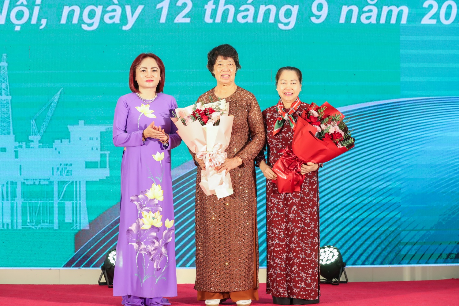Chủ tịch Công đoàn Petrovietnam Nghiêm Thùy Lan tặng hoa tri ân các nguyên lãnh đạo Tổng Liên đoàn Lao động Việt Nam (Ảnh: Phong Sơn).