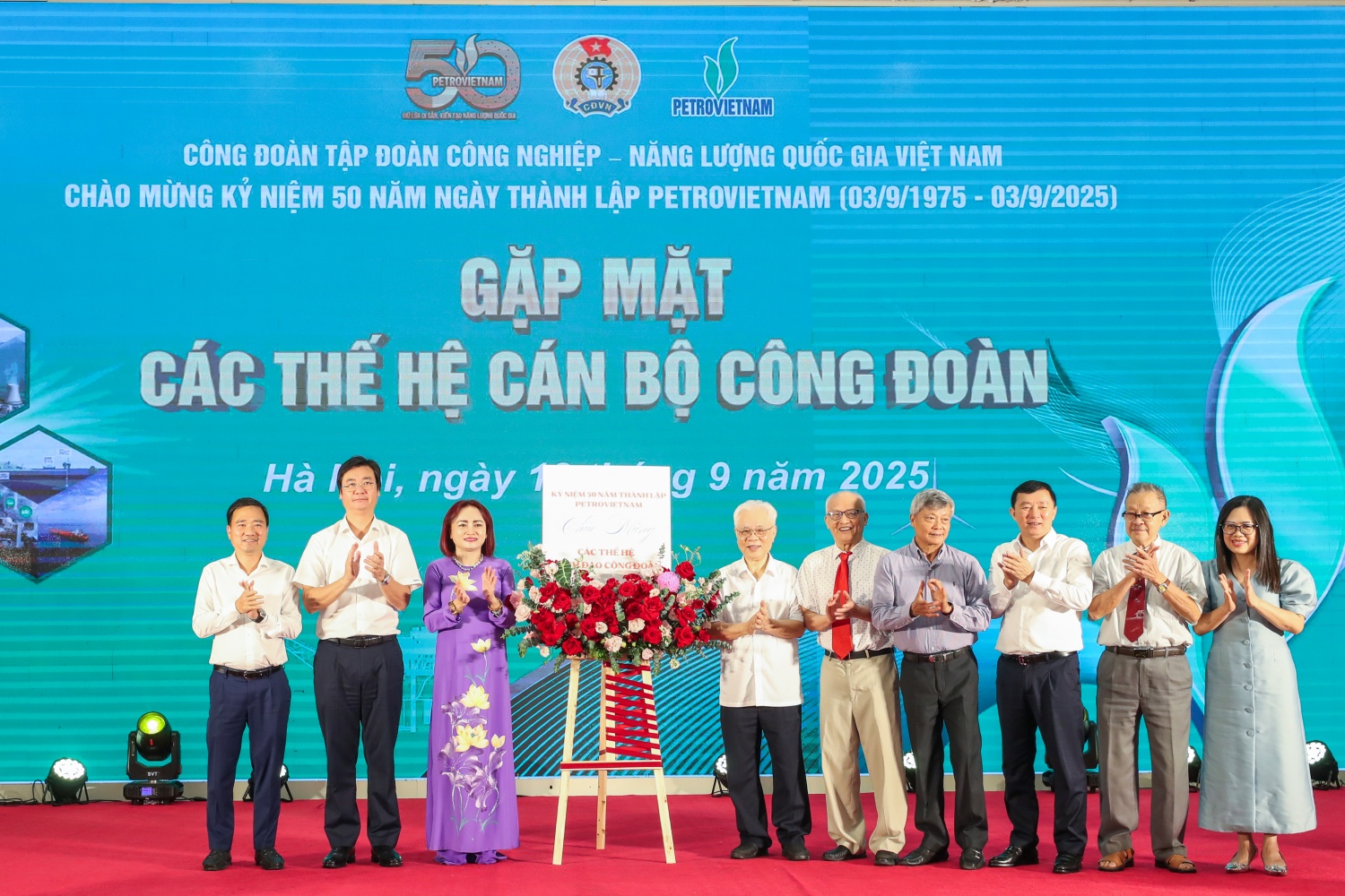 Lãnh đạo Công đoàn Petrovietnam tặng hoa tri ân các nguyên lãnh đạo Công đoàn Tập đoàn qua các thời kỳ