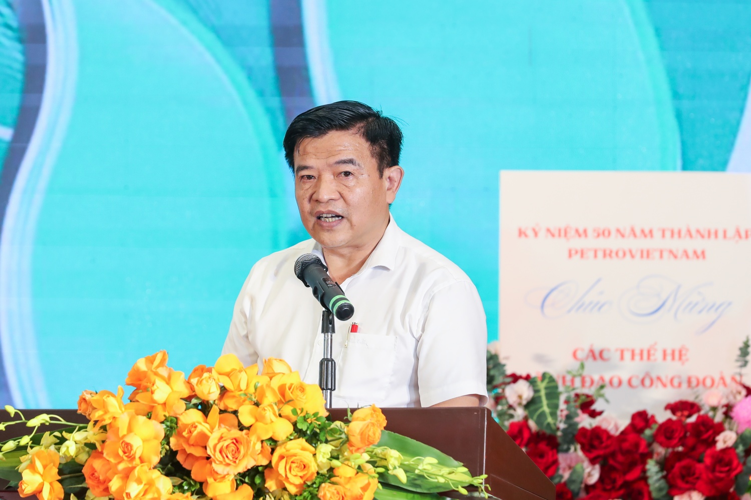Ông Kiều Ngọc Anh, Chủ tịch Công đoàn PVEP bày tỏ niềm xúc động khi được thay mặt đội ngũ cán bộ công đoàn chia sẻ cảm nghĩ trong dịp kỷ niệm ý nghĩa này (Ảnh: Phong Sơn).