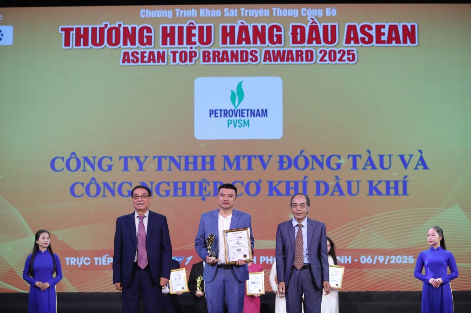 Đại diện PVSM nhận danh hiệu