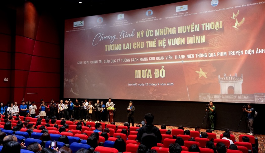 Chương trình sinh hoạt chính trị, giáo dục lý tưởng cách mạng cho đoàn viên, thanh niên thông qua phim điện ảnh “Mưa đỏ” với chủ đề “Ký ức những huyền thoại - tương lai cho thế hệ vươn mình” với sự tham dự của các đồng chí lãnh đạo các cơ quan, đợn vị cùng gần 1000 đoàn viên từ các trường đại học và các đoàn viên ưu tú của đơn vị thuộc Đoàn Thanh niên Chính phủ.