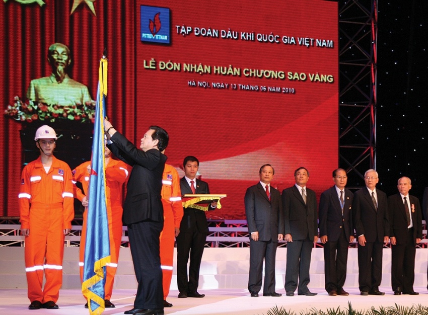Thay mặt lãnh đạo Đảng, Nhà nước, Thủ tướng Chính phủ Nguyễn Tấn Dũng trao tặng Huân chương Sao Vàng cho Petrovietnam (năm 2010)