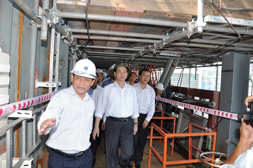 Thủ tướng Nguyễn Tấn Dũng đến thăm một giàn thượng tầng của Dự án Biển Đông 01 do PTSC chế tạo (năm 2011)