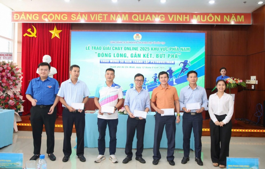 Ban Tổ chức trao giải cá nhân cho các nam vận động viên đạt thành tích xuất sắc nhất khu vực phía Nam