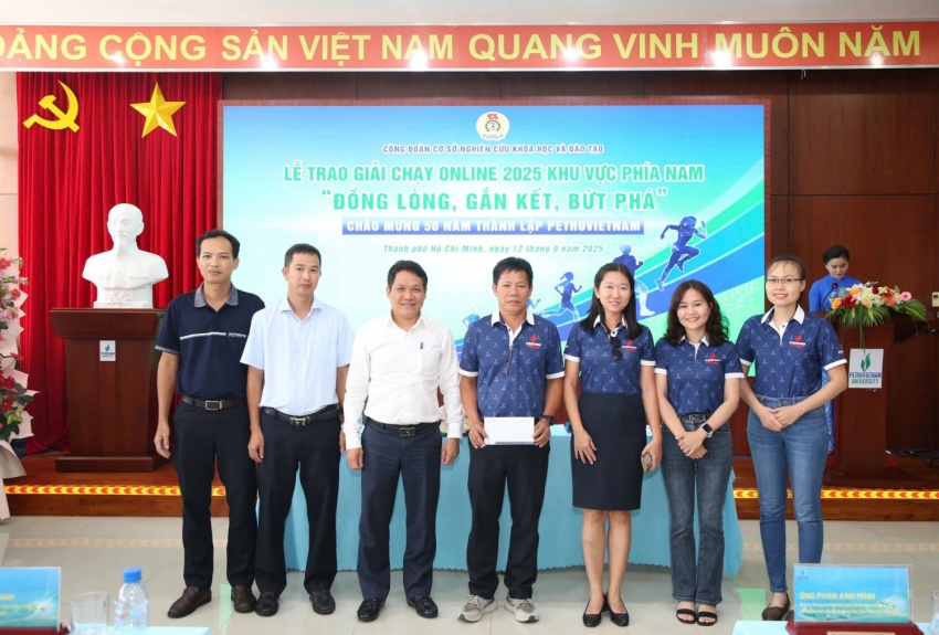 Ông Phan Minh Quốc Bình, Hiệu trưởng PVU, Phó Viện trưởng VPI trao giải Ba cho đội PVCollege 01