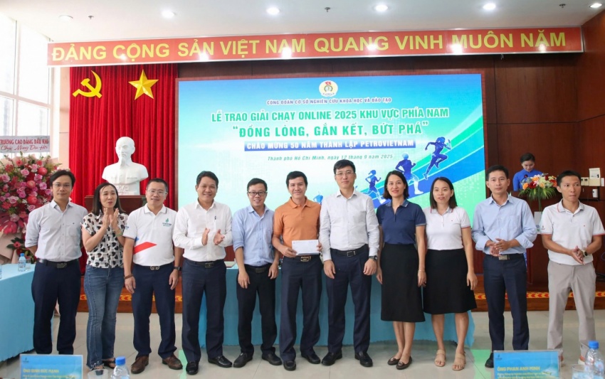 Ông Phan Anh Minh, Ủy viên BCH Đảng bộ Petrovietnam, Bí thư Đảng ủy Nghiên cứu Khoa học và Đào tạo, Chủ tịch Hội đồng PVU và ông Phan Minh Quốc Bình, Hiệu trưởng PVU, Phó Viện trưởng VPI trao giải Nhất và chúc mừng các thành viên đội PVU 01