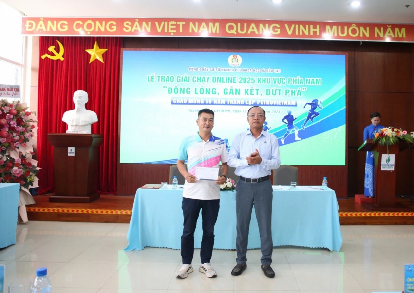 Ông Lương Quốc Kông, Phó Hiệu trưởng PV College trao giải Nhì cho đội VPI 04