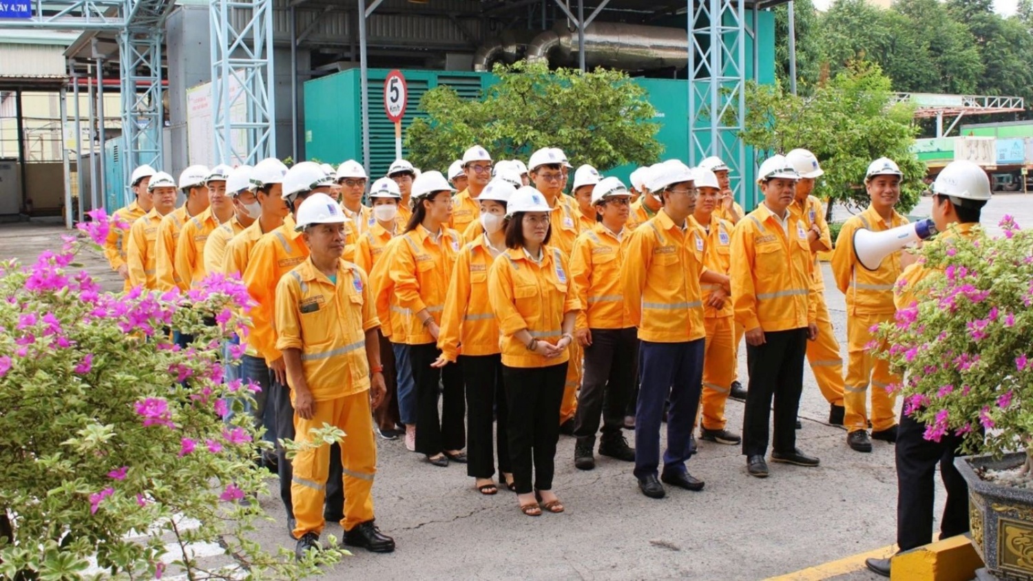 Người lao động PV GAS CNG trong buổi phổ biến quy định an toàn trước ca làm việc