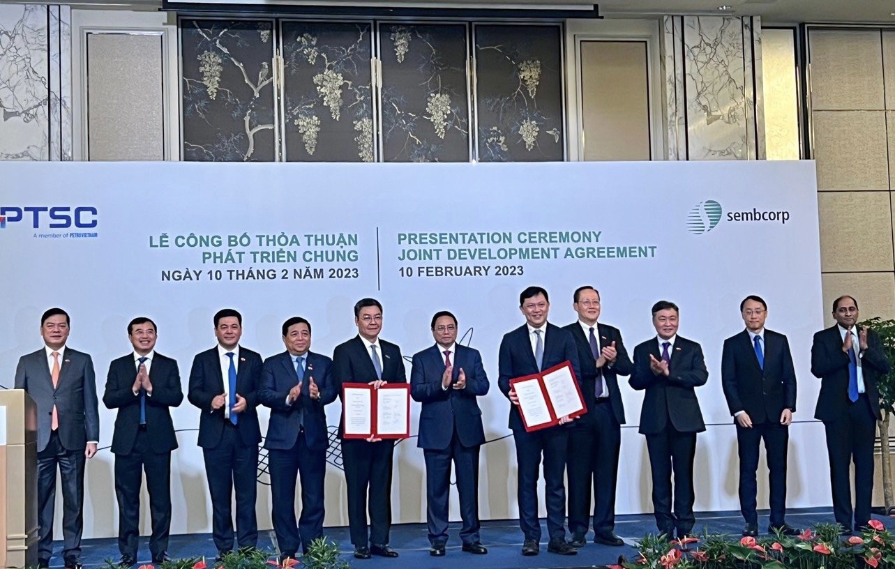 Thủ tướng Chính phủ, lãnh đạo các bộ, ngành hai nước Việt Nam - Singapore chứng kiến lễ trao thỏa thuận hợp tác phát triển chung giữa PTSC và Công ty Sembcorp Utilities Pte. Ltd. (SCU) trong việc phát triển dự án ĐGNK để xuất khẩu sang Singapore