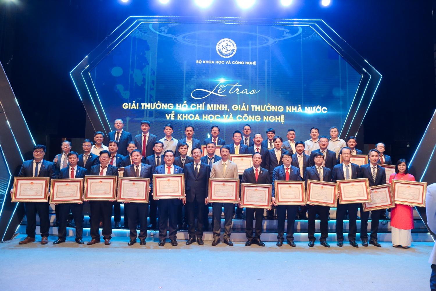 Chủ tịch HĐQT BSR Bùi Ngọc Dương (hàng thứ nhất, thứ tư từ trái qua) và các tác giả nhận Giải thưởng Hồ Chí Minh và Giải thưởng Nhà nước về Khoa học và Công nghệ năm 2022.