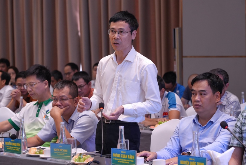 Đồng chí Nguyễn Đức Hạnh - Thành viên HĐQT, Chủ tịch Công đoàn PVCFC trình bày cơ chế, chính sách khuyến khích người lao động đổi mới sáng tạo, đồng thời nhấn mạnh vai trò quan trọng của đội ngũ lãnh đạo trong việc tạo điều kiện, môi trường cho người lao động yên tâm sáng tạo, bứt phá đổi mới, hình thành nét văn hóa đổi mới tại đơn vị.