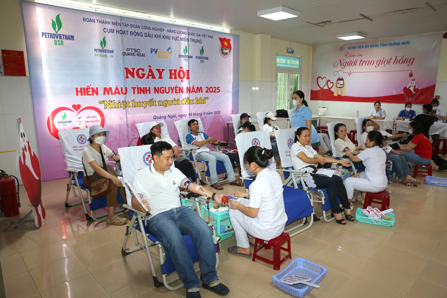 Cán bộ, đoàn viên, thanh niên BSR tham gia Ngày hội hiến máu tình nguyện năm 2025 tại Bệnh viện Đa khoa tỉnh Quảng Ngãi.