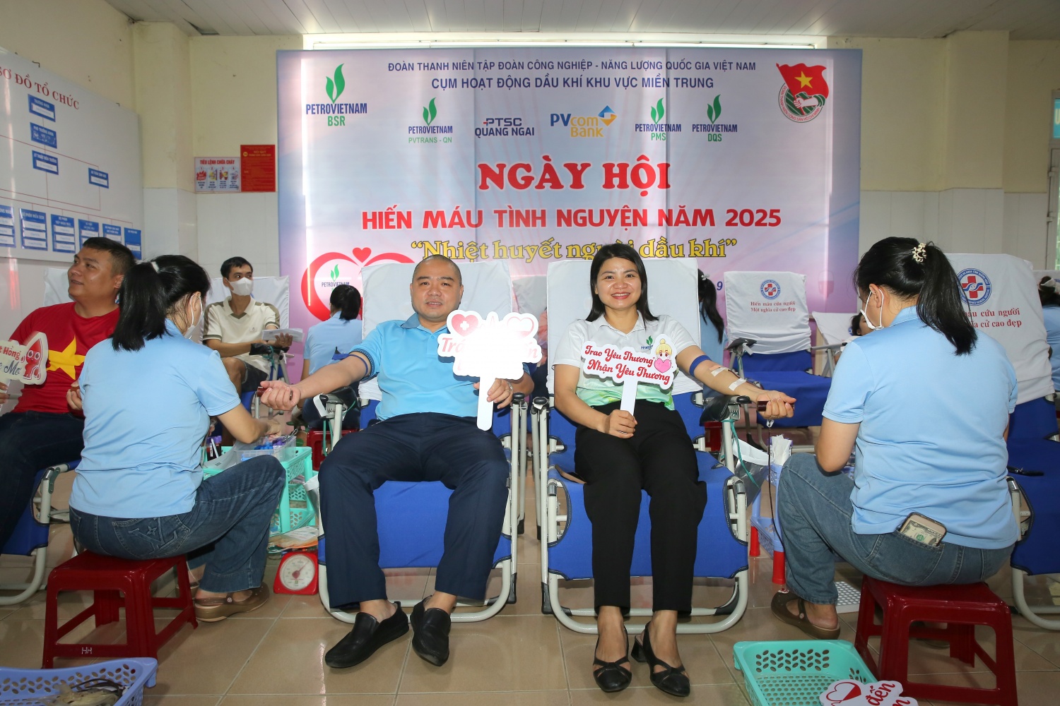 Đôi vợ chồng CBCNV của BSR tham gia hiến máu tại chương trình.