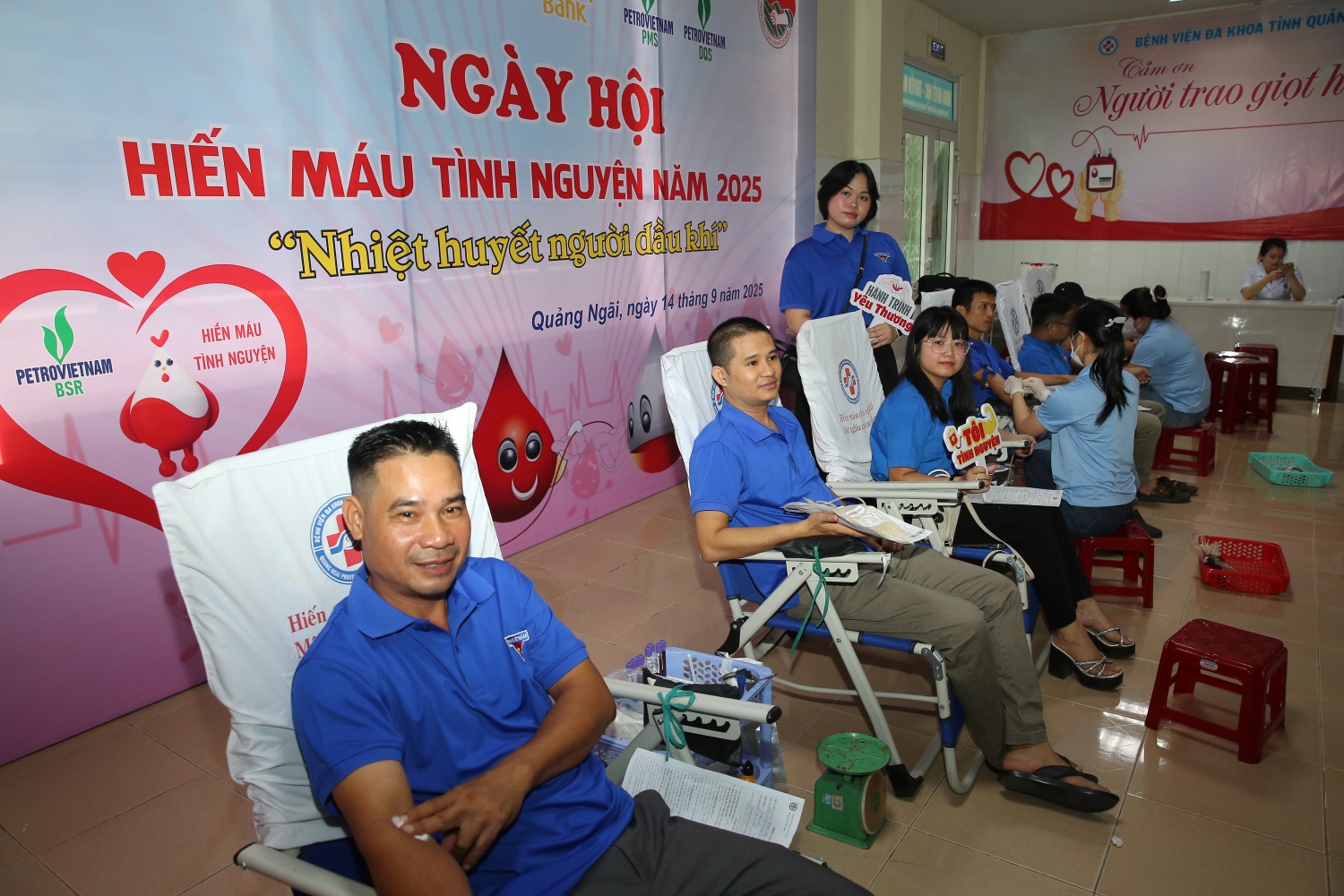 Đoàn viên, thanh niên các đơn vị Cụm hoạt động Dầu khí miền Trung tích cực tham gia hiến máu.