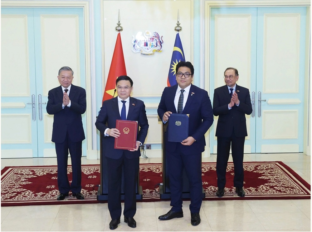 Trước sự chứng kiến của Tổng Bí thư Tô Lâm và Thủ tướng Malaysia Anwar Ibrahim, Chủ tịch HĐTV Petrovietnam Lê Mạnh Hùng (trái) và Tổng Giám đốc Petronas Tengku Taufik đã trao Biên bản ghi nhớ hợp tác giữa hai tập đoàn về năng lượng tái tạo.