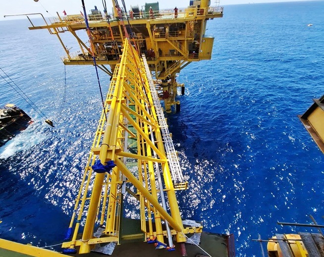 Thi công lắp đặt Cầu dẫn nối liên 2 giàn BK-20 và BK-24