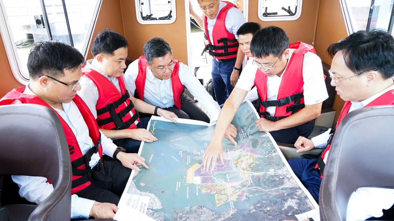Đồng chí Lê Mạnh Hùng cùng lãnh đạo Petrovietnam khảo sát khu vực dự kiến xây dựng tổ hợp lọc hóa dầu tại Long Sơn