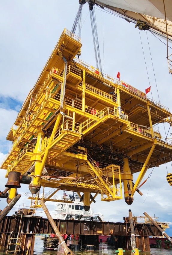 Tàu cẩu Hoàng Sa nâng, lắp đặt Khối thượng tầng giàn BK-24