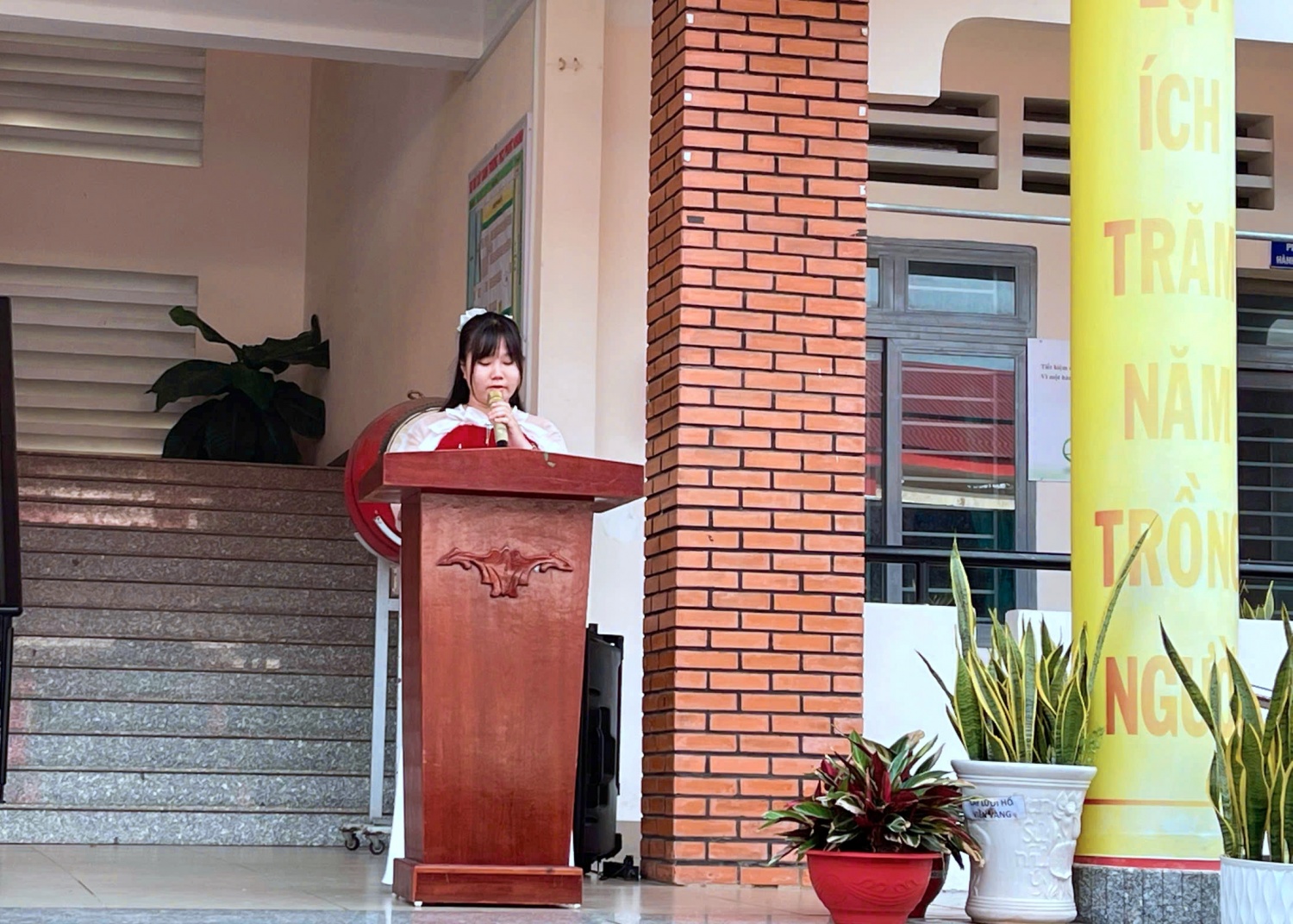 Cô Nguyễn Thị Minh Nguyệt: Món quà này không chỉ là sự hỗ trợ về vật chất mà còn là sự động viên lớn lao về tinh thần, giúp các em có thêm niềm tin và ý chí để vươn lên trong học tập và cuộc sống