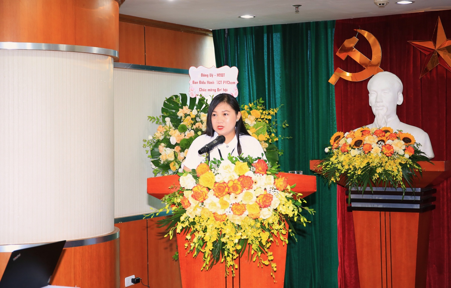 Đồng chí Lê Dịu Hương - Ủy viên Ban Thường vụ Đoàn Thanh niên Petrovietnam phát biểu chỉ đạo tại Đại hội