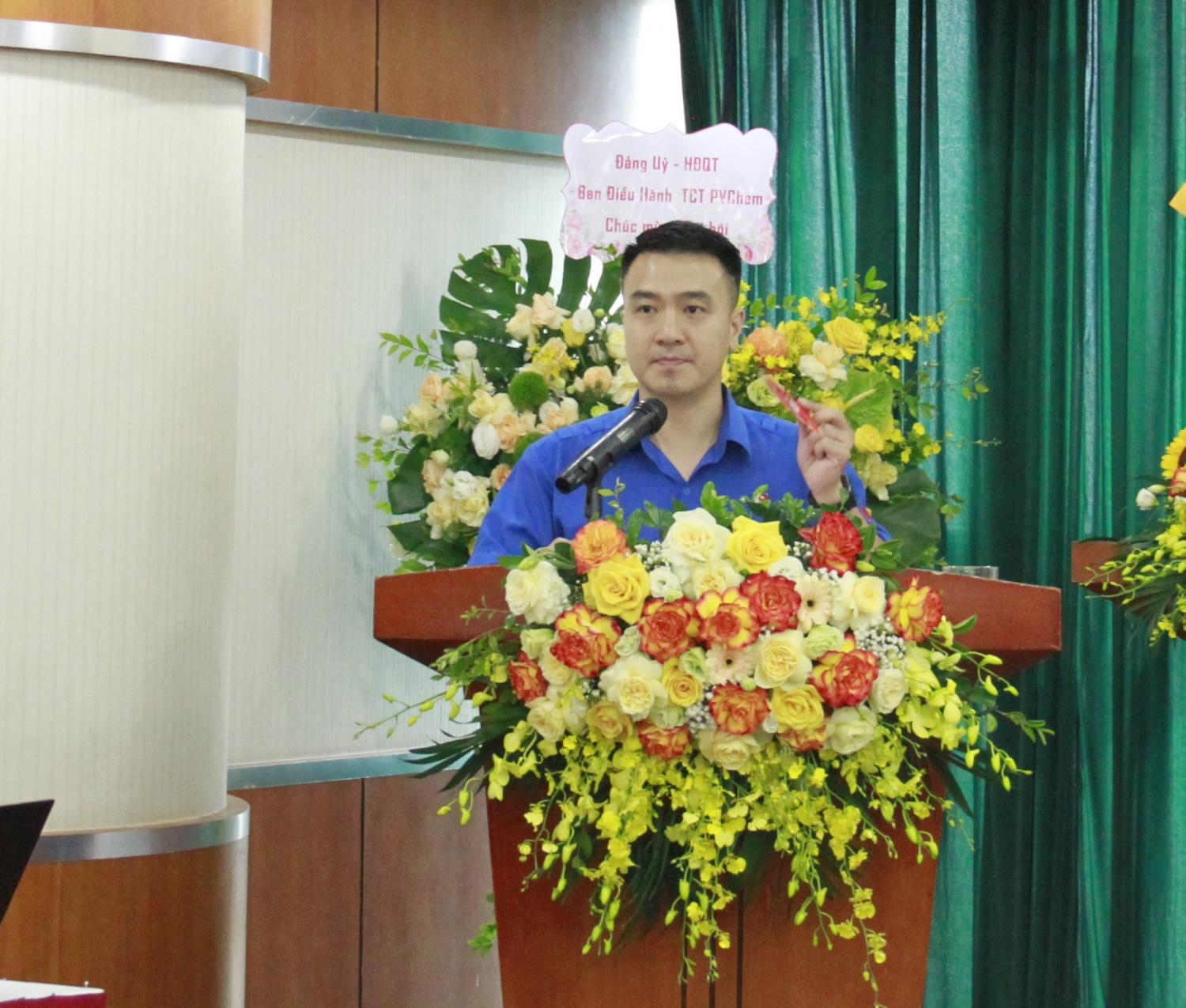 Đồng chí Lê Minh Tuấn - Bí thư Đoàn Thanh niên PVChem điều hành Đại hội.