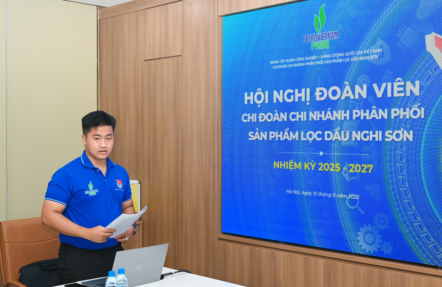 Đồng chí Ngô Việt Hiếu - Phó Bí thư Chi đoàn PVNDB trình bày báo cáo kết quả triển khai công tác Đoàn và phong trào thanh niên 8 tháng đầu năm 2025