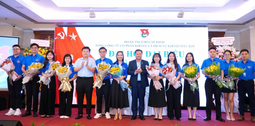 Bí thư Đảng ủy PV Drilling Mai Thế Toàn và Phó Bí thư Đoàn Thanh niên Petrovietnam Đinh Đức Mạnh chúc mừng Ban Chấp hành Đoàn Thanh niên PV Drilling nhiệm kỳ 2025-2030.