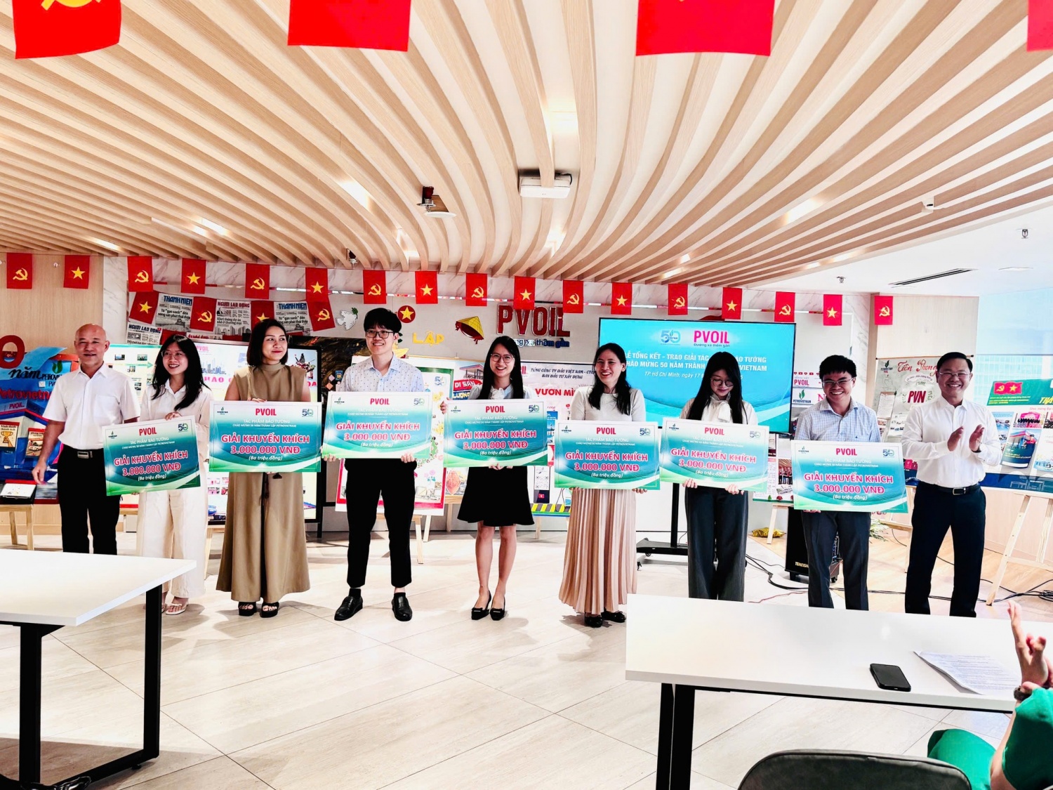 Ông Nguyễn Ngọc Ninh - Kế toán trưởng PVOIL và ông Mai Xuân Hải - Bí thư Đoàn thanh niên PVOIL trao 07 giải Khuyến khích cho Ban Dầu thô, Văn phòng Tổng công ty, Ban Đầu tư Xây dựng, Ban chuẩn bị triển khai kinh doanh Jet A1, Ban Công nghệ Thông tin, Ban Pháp chế & Quản trị Rủi ro và Ban Kỹ thuật An toà