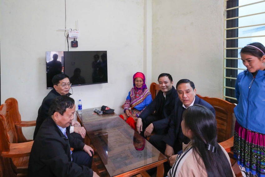 Lãnh đạo Tập đoàn Công nghiệp - Năng lượng Quốc gia Việt Nam và tỉnh Lào Cai thăm các hộ dân thôn Kho Vàng được nhận nhà mới.