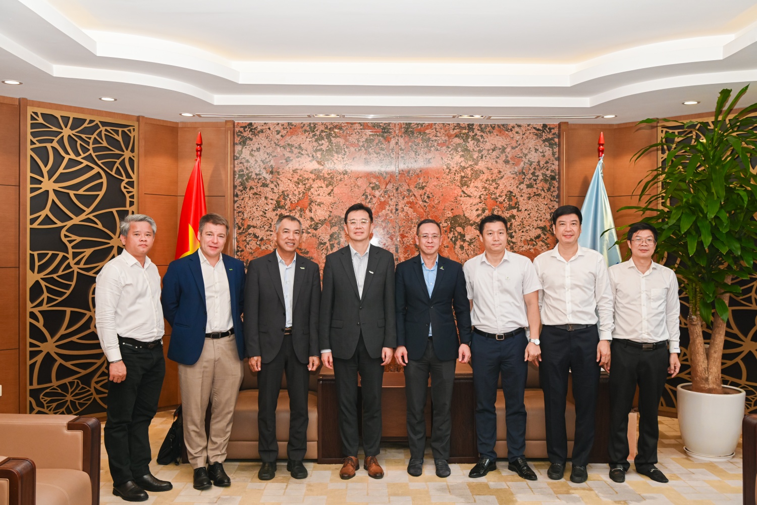 Petrovietnam làm việc với Schneider Electric