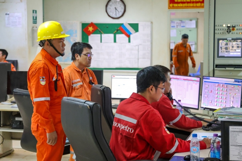 Ban lãnh đạo GNTT trực tiếp tham gia chỉ huy việc dừng giàn vào lúc 4h30 sáng 8/9/2025