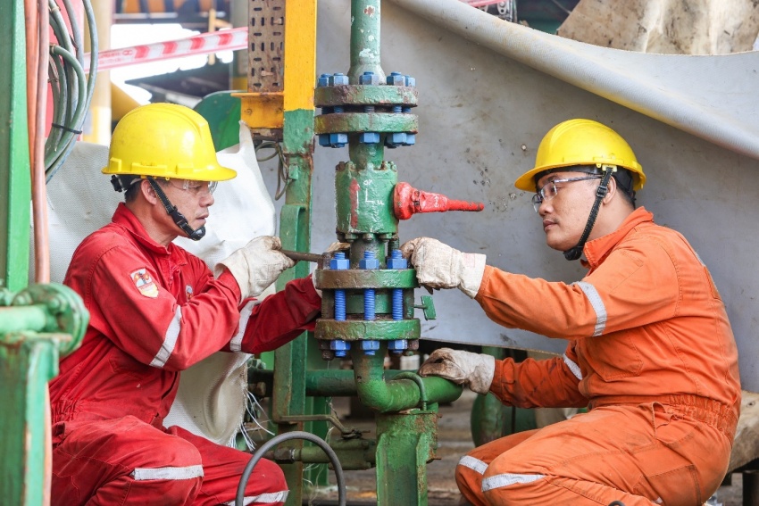 Đội ngũ kỹ thuật tiến hành thay Valve
