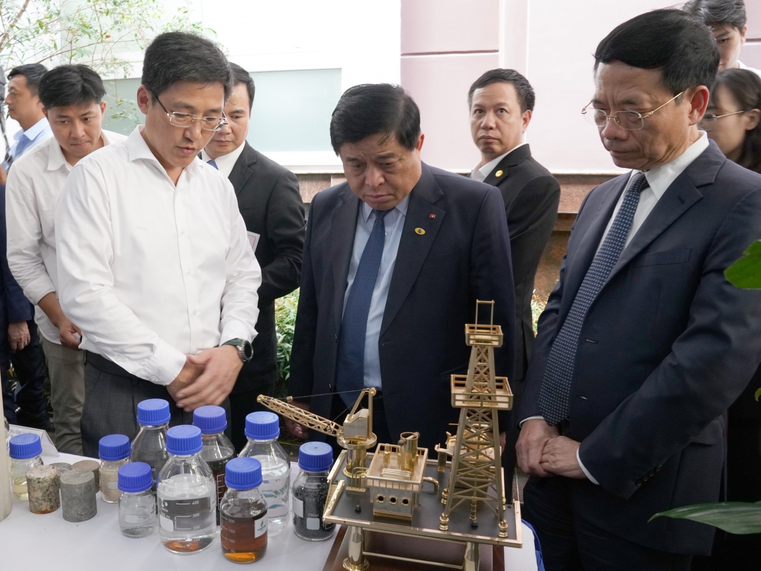 Phó Thủ tướng Chính phủ Nguyễn Chí Dũng tham quan khu trưng bày chế phẩm nâng cao hệ số thu hồi dầu, giúp gia tăng sản lượng khai thác cho khu vực nghiên cứu mỏ Bạch Hổ.